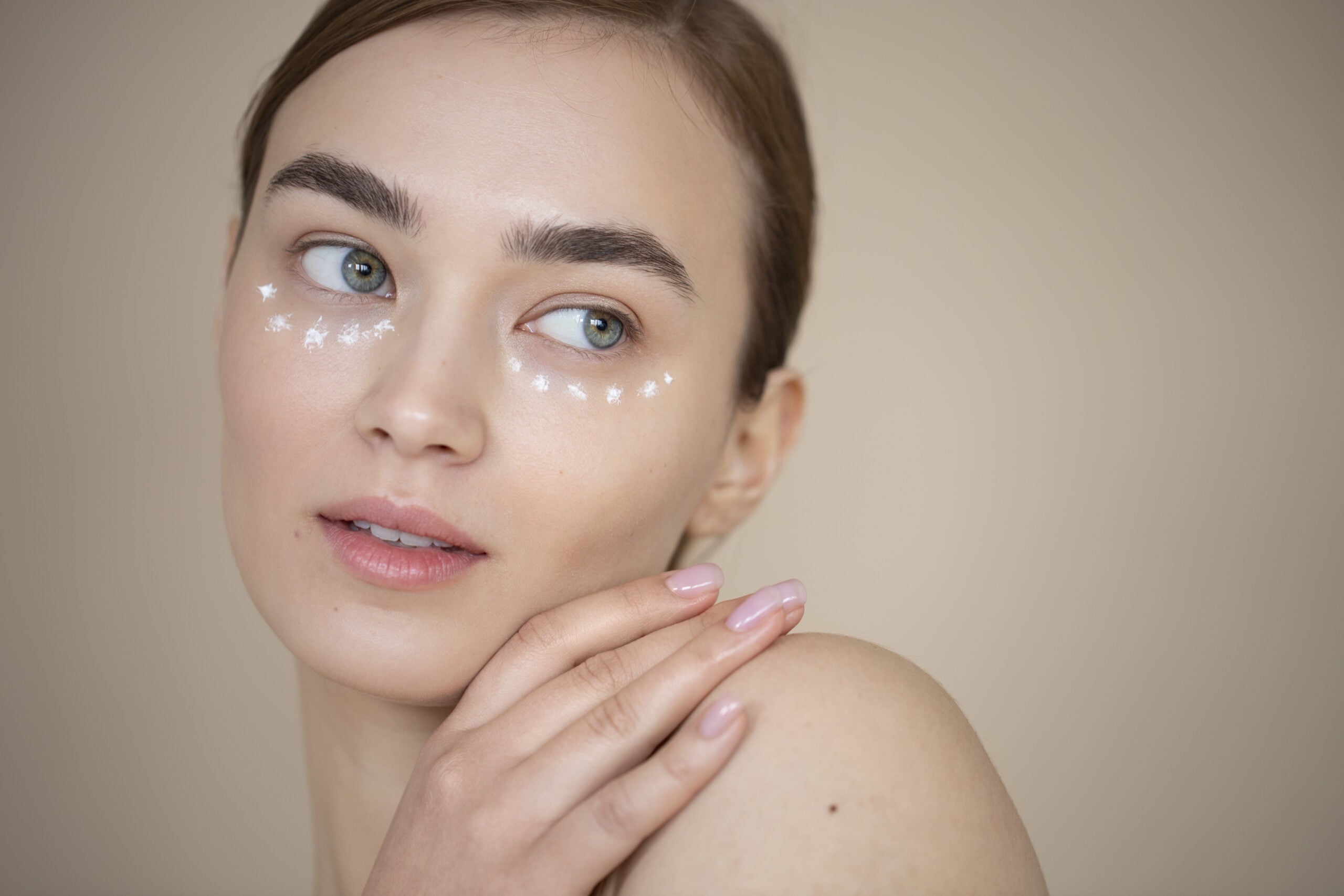 Skincare anti età: cosmesi bio per il contorno occhi